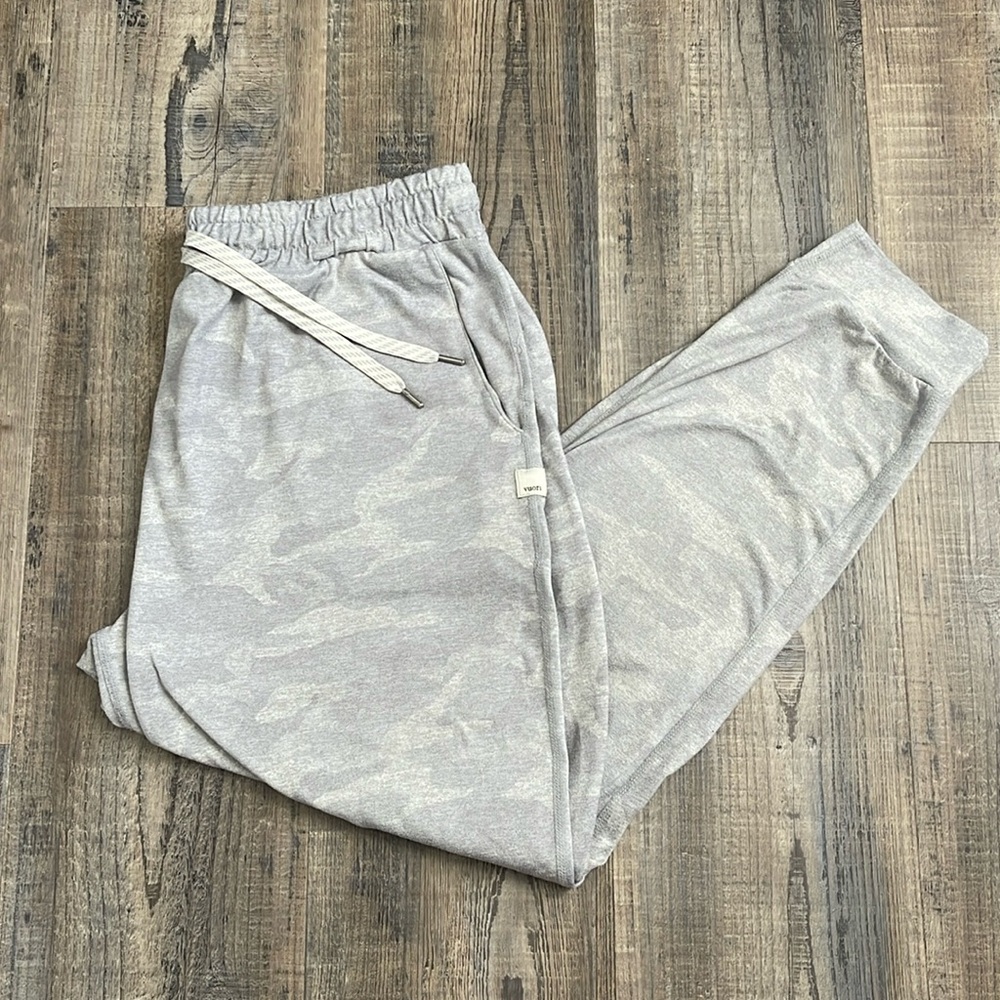 Vuori performance dreamknit camo jogger
